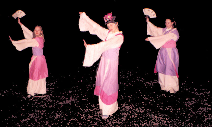 blthreedancers.jpg (132331 bytes)